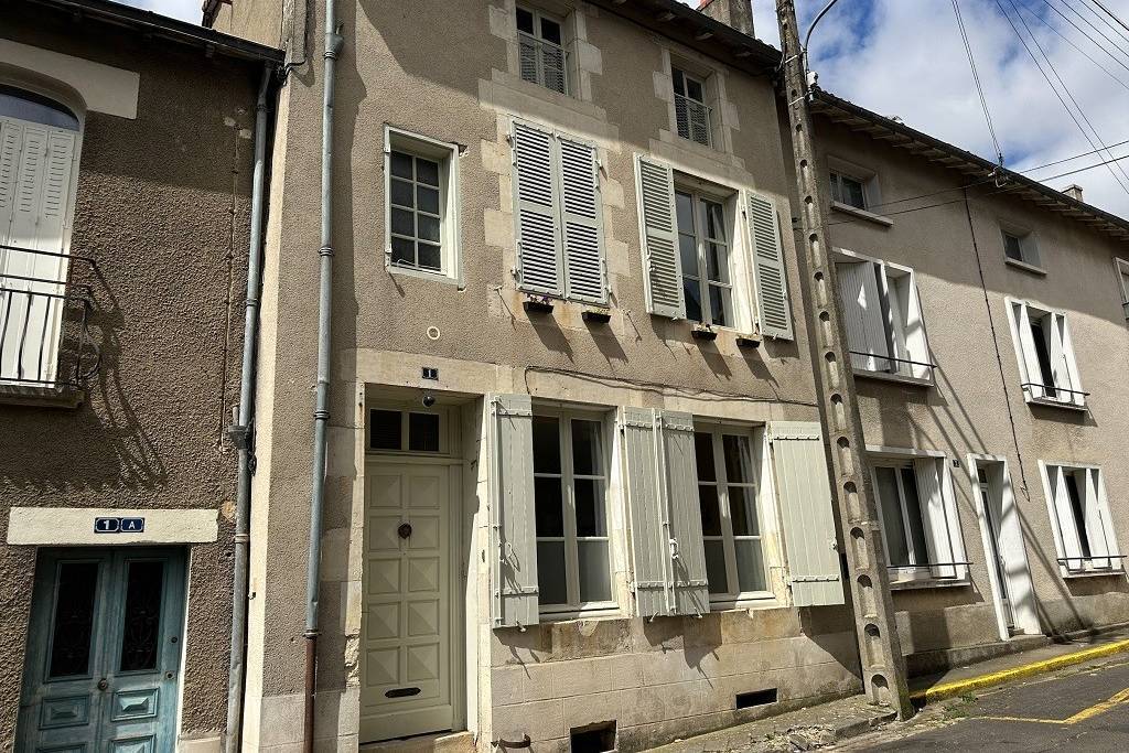 €159500 - Spacious 5 Bedroomed Townhouse, Close to Commerce