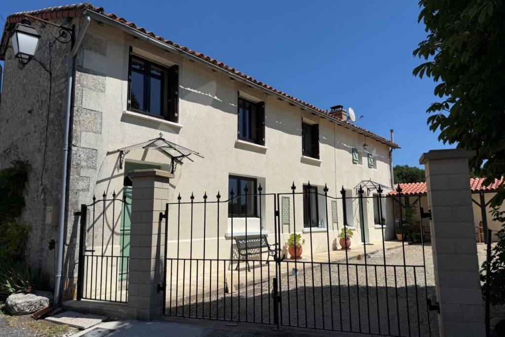 €260000 - Charming Country Home with Views and Private Golf - Near Nanteuil-en-Vallee