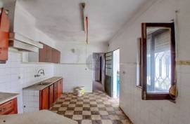 2 bedroom villa with backyard in the center of Almeirim.