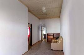 2 bedroom villa with backyard in the center of Almeirim.
