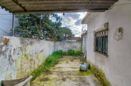 2 bedroom villa with backyard in the center of Almeirim.