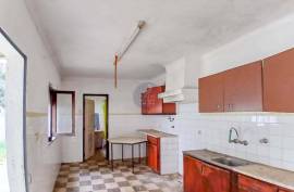 2 bedroom villa with backyard in the center of Almeirim.