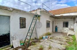 2 bedroom villa with backyard in the center of Almeirim.