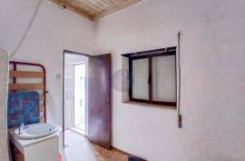 2 bedroom villa with backyard in the center of Almeirim.