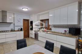 Single storey villa with swimming pool and surrounding land on the outskirts of the city with 298 m2