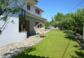 Single storey villa with swimming pool and surrounding land on the outskirts of the city with 298 m2