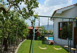 Single storey villa with swimming pool and surrounding land on the outskirts of the city with 298 m2