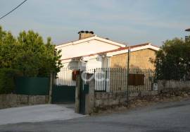 Single storey villa with swimming pool and surrounding land on the outskirts of the city with 298 m2