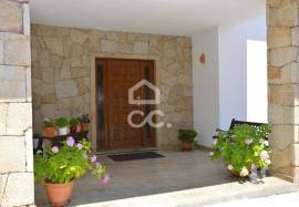 Single storey villa with swimming pool and surrounding land on the outskirts of the city with 298 m2