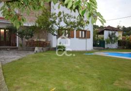 Single storey villa with swimming pool and surrounding land on the outskirts of the city with 298 m2