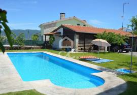 Single storey villa with swimming pool and surrounding land on the outskirts of the city with 298 m2