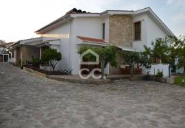 Single storey villa with swimming pool and surrounding land on the outskirts of the city with 298 m2