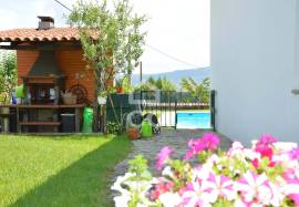 Single storey villa with swimming pool and surrounding land on the outskirts of the city with 298 m2