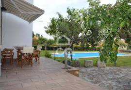 Single storey villa with swimming pool and surrounding land on the outskirts of the city with 298 m2
