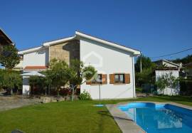 Single storey villa with swimming pool and surrounding land on the outskirts of the city with 298 m2