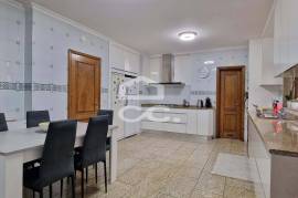 Single storey villa with swimming pool and surrounding land on the outskirts of the city with 298 m2