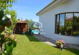 Single storey villa with swimming pool and surrounding land on the outskirts of the city with 298 m2
