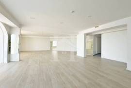 Loja com 250m2 e Vista Mar em São Pedro do Estoril