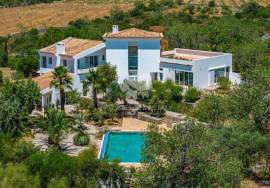 3 bedroom multi-level villa with pool, garage & c. 3.8 acres of land. Near Santa Catarina.