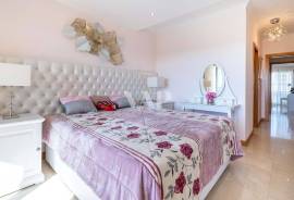 Modern 2 Bedroom Apartment in Vilamoura with Pool and Jacuzzi, Vilamoura