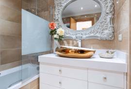 Modern 2 Bedroom Apartment in Vilamoura with Pool and Jacuzzi, Vilamoura