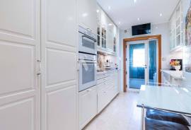 Modern 2 Bedroom Apartment in Vilamoura with Pool and Jacuzzi, Vilamoura