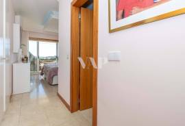 Modern 2 Bedroom Apartment in Vilamoura with Pool and Jacuzzi, Vilamoura