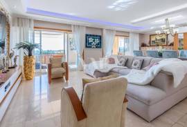Modern 2 Bedroom Apartment in Vilamoura with Pool and Jacuzzi, Vilamoura