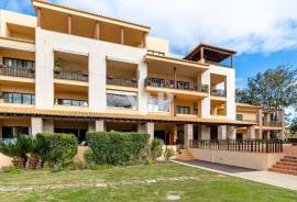 Modern 2 Bedroom Apartment in Vilamoura with Pool and Jacuzzi, Vilamoura