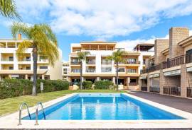 Modern 2 Bedroom Apartment in Vilamoura with Pool and Jacuzzi, Vilamoura
