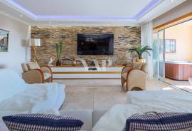 Modern 2 Bedroom Apartment in Vilamoura with Pool and Jacuzzi, Vilamoura