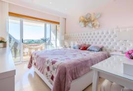 Modern 2 Bedroom Apartment in Vilamoura with Pool and Jacuzzi, Vilamoura