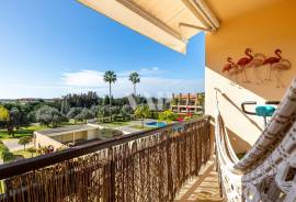 Modern 2 Bedroom Apartment in Vilamoura with Pool and Jacuzzi, Vilamoura