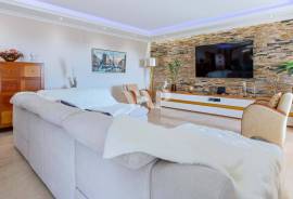Modern 2 Bedroom Apartment in Vilamoura with Pool and Jacuzzi, Vilamoura