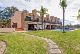 Modern 2 Bedroom Apartment in Vilamoura with Pool and Jacuzzi, Vilamoura