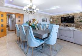 Modern 2 Bedroom Apartment in Vilamoura with Pool and Jacuzzi, Vilamoura