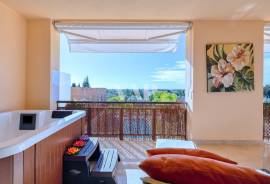 Modern 2 Bedroom Apartment in Vilamoura with Pool and Jacuzzi, Vilamoura