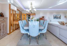 Modern 2 Bedroom Apartment in Vilamoura with Pool and Jacuzzi, Vilamoura