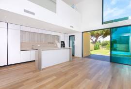 2 bedroom villa with private pool in central area, Vilamoura