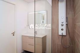 Modern 2-Bedroom Flat in Central Faro with Garage and Amenities