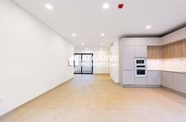 Modern 2-Bedroom Flat in Central Faro with Garage and Amenities