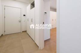 Modern 2-Bedroom Flat in Central Faro with Garage and Amenities