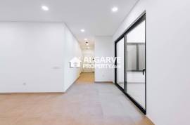 Modern 2-Bedroom Flat in Central Faro with Garage and Amenities