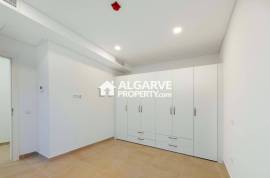 Modern 2-Bedroom Flat in Central Faro with Garage and Amenities
