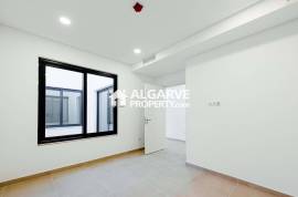 Modern 2-Bedroom Flat in Central Faro with Garage and Amenities