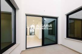 Modern 2-Bedroom Flat in Central Faro with Garage and Amenities