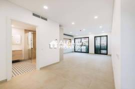 Modern 2-Bedroom Flat in Central Faro with Garage and Amenities