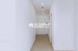Modern 2-Bedroom Flat in Central Faro with Garage and Amenities