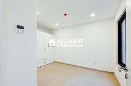 Modern 2-Bedroom Flat in Central Faro with Garage and Amenities