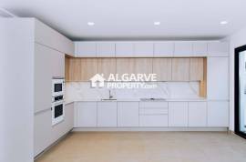 Modern 2-Bedroom Flat in Central Faro with Garage and Amenities